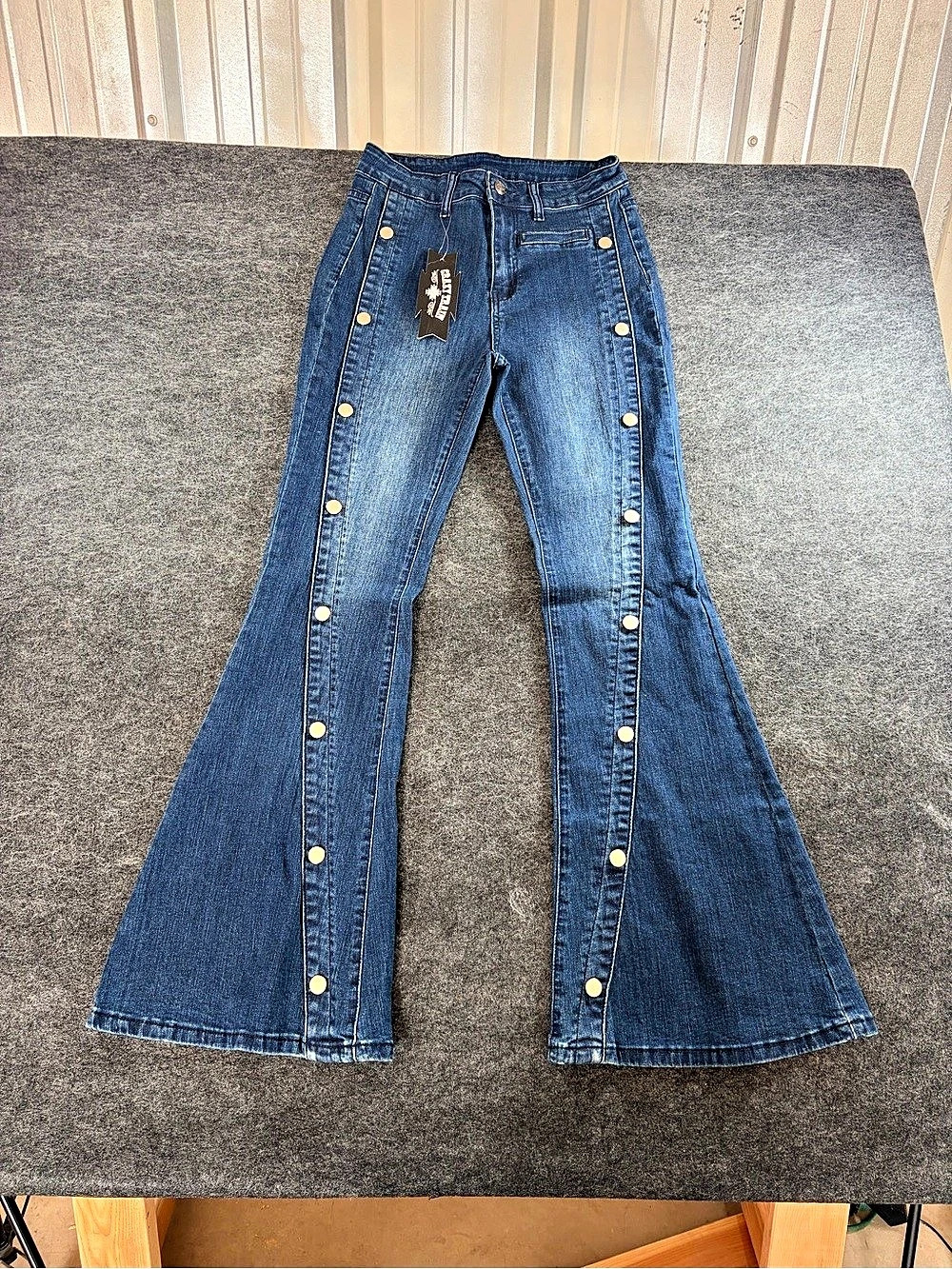Crazy Train Retro Flare W/Button Detailing Women’s Jeans Size 9/29 NWT